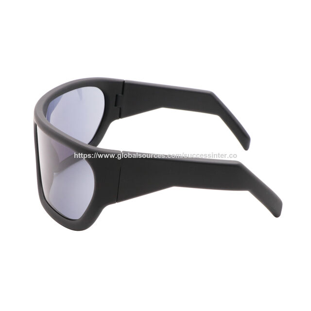 Lunettes de soleil sportives noir mat avec monture enveloppante et verres UV400, conçues pour un look épuré, moderne et inspiré de la performance.