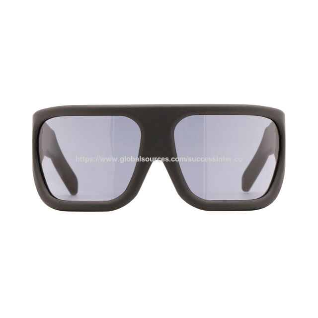 Lunettes de soleil sportives noir mat avec monture enveloppante et verres UV400, conçues pour un look épuré, moderne et inspiré de la performance.
