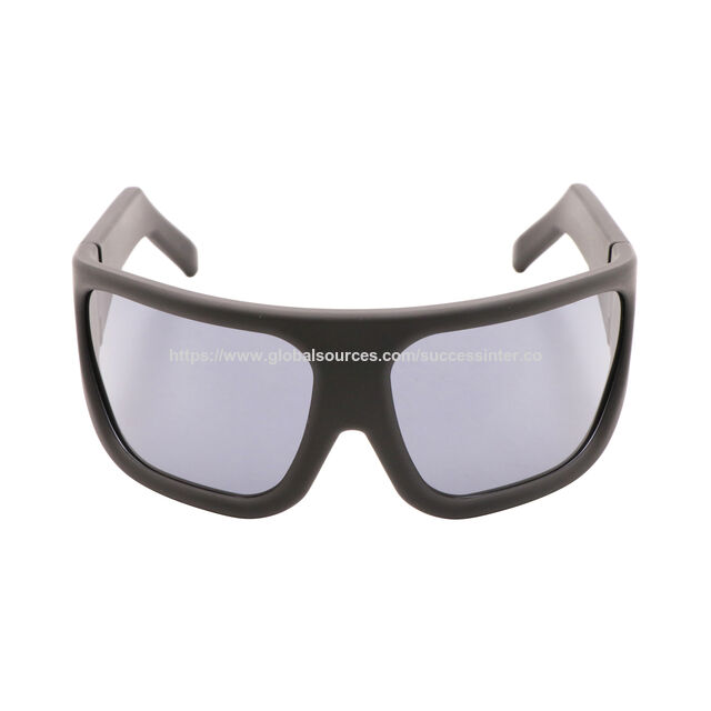 Lunettes de soleil sportives noir mat avec monture enveloppante et verres UV400, conçues pour un look épuré, moderne et inspiré de la performance.