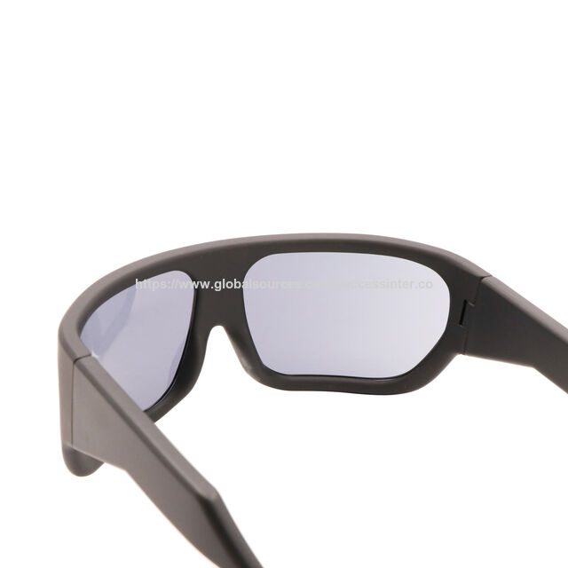 Lunettes de soleil sportives noir mat avec monture enveloppante et verres UV400, conçues pour un look épuré, moderne et inspiré de la performance.