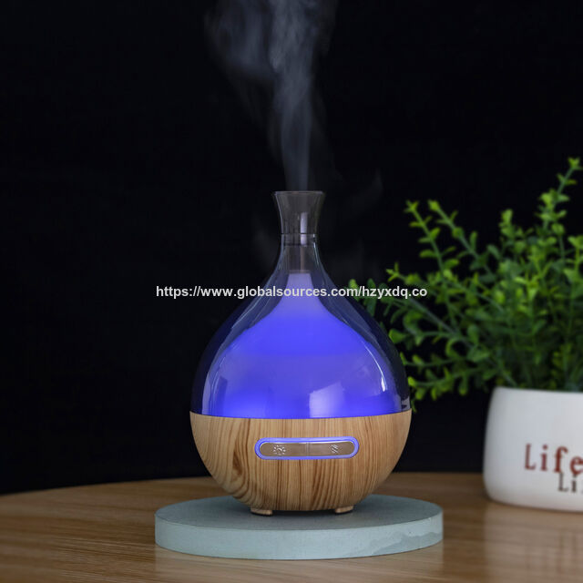 Luftbefeuchter mit Holzmaserung-Aromadiffusor und bunter Beleuchtung im neuen Design 2022 für den Weihnachtstag