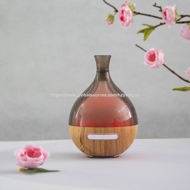 Luftbefeuchter mit Holzmaserung-Aromadiffusor und bunter Beleuchtung im neuen Design 2022 für den Weihnachtstag