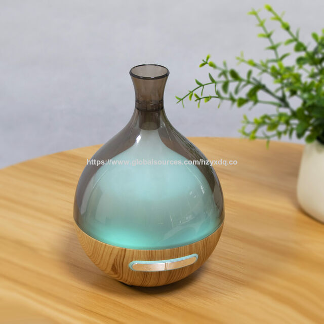 Luftbefeuchter mit Holzmaserung-Aromadiffusor und bunter Beleuchtung im neuen Design 2022 für den Weihnachtstag