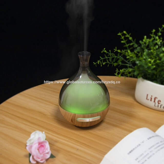 Luftbefeuchter mit Holzmaserung-Aromadiffusor und bunter Beleuchtung im neuen Design 2022 für den Weihnachtstag