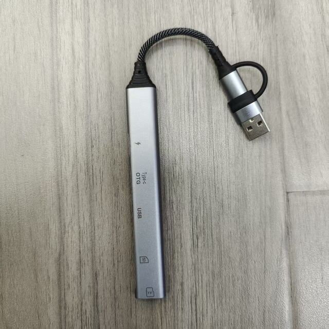 Großhandel Fabrik Typ C + USB-A 5-in-1-Erweiterungs-Hub mit Aluminiumlegierungsgehäuse und SD-Kartenleserfunktion.