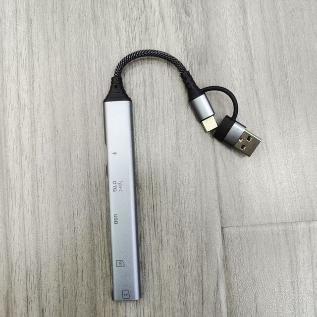 Großhandel Fabrik Typ C + USB-A 5-in-1-Erweiterungs-Hub mit Aluminiumlegierungsgehäuse und SD-Kartenleserfunktion.