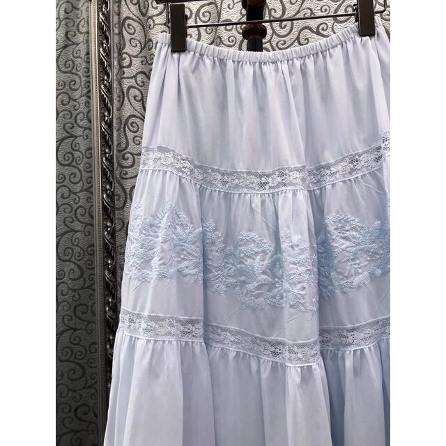Faldas Largas Nuevas de Alta Calidad 2026 Primavera Mujer Cintura Elástica Lujosa<bos>класика Bordado Floral Patchwork Elegante Falda Maxi Azul Larga