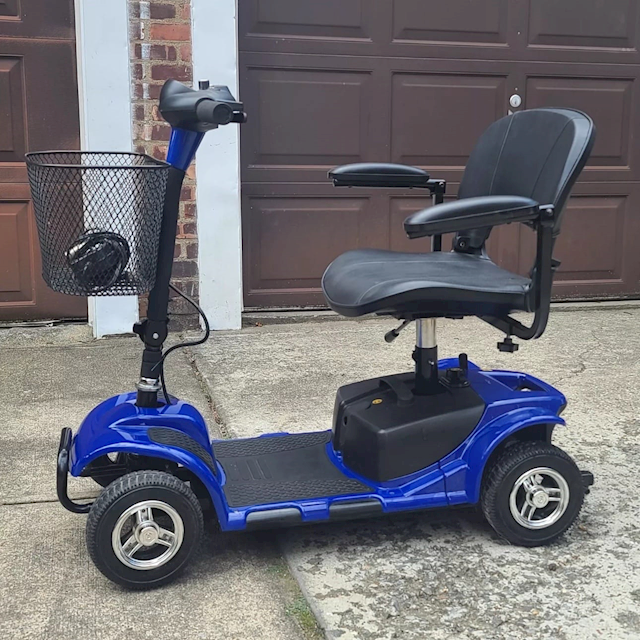 Großhandel Fabrikpreis Faltbarer Tragbarer Mobilitätsroller 4WD für Behinderte, Faltbarer 4WD Roller für Erwachsene mit Behinderung, All-Terrain
