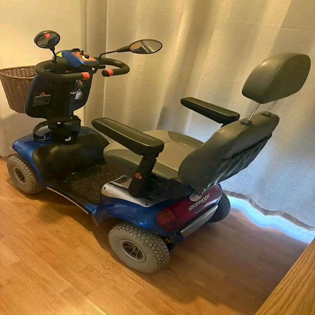 Großhandel Fabrikpreis Faltbarer Tragbarer Mobilitätsroller 4WD für Behinderte, Faltbarer 4WD Roller für Erwachsene mit Behinderung, All-Terrain