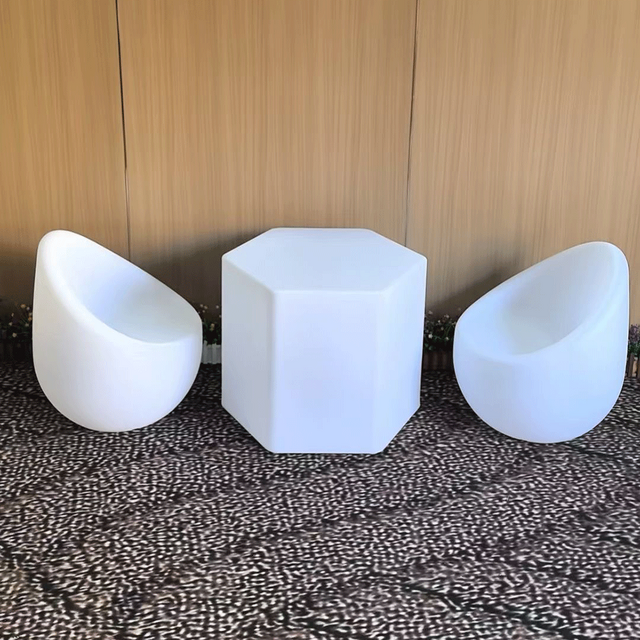 Luxuriöser Kunststoff-Bar-Möbel-Set, leuchtende hexagonale interaktive LED-Couchtische und Stuhl-Set mit RGB-Farbwechsel für Nachtclub KTV Pub
