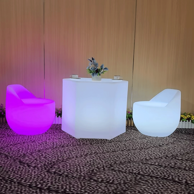 Luxuriöser Kunststoff-Bar-Möbel-Set, leuchtende hexagonale interaktive LED-Couchtische und Stuhl-Set mit RGB-Farbwechsel für Nachtclub KTV Pub