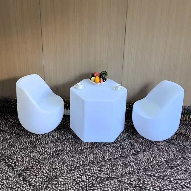 Luxuriöser Kunststoff-Bar-Möbel-Set, leuchtende hexagonale interaktive LED-Couchtische und Stuhl-Set mit RGB-Farbwechsel für Nachtclub KTV Pub