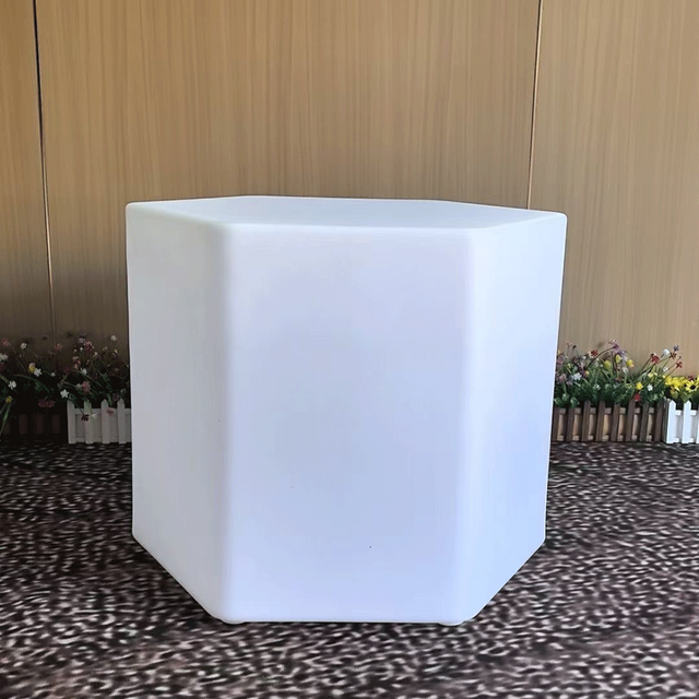 Luxuriöser Kunststoff-Bar-Möbel-Set, leuchtende hexagonale interaktive LED-Couchtische und Stuhl-Set mit RGB-Farbwechsel für Nachtclub KTV Pub