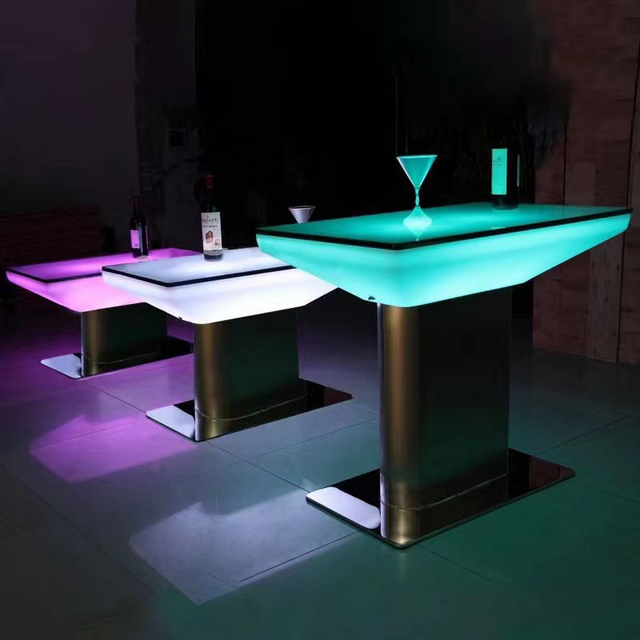 Luxuriöser Kunststoff-Bar-Möbel-Set, leuchtende hexagonale interaktive LED-Couchtische und Stuhl-Set mit RGB-Farbwechsel für Nachtclub KTV Pub