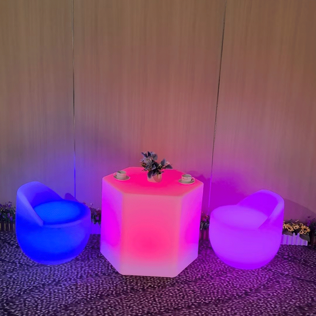 Luxuriöser Kunststoff-Bar-Möbel-Set, leuchtende hexagonale interaktive LED-Couchtische und Stuhl-Set mit RGB-Farbwechsel für Nachtclub KTV Pub