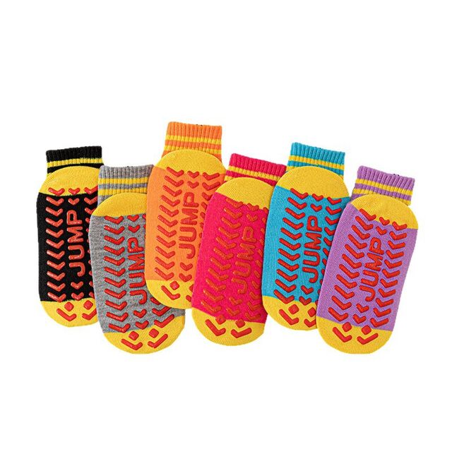 Vente en gros de chaussettes antidérapantes pour enfants, chaussettes pour aire de jeux, mi-mollet, double barre, blocs de couleur, trampoline, personnalisables
