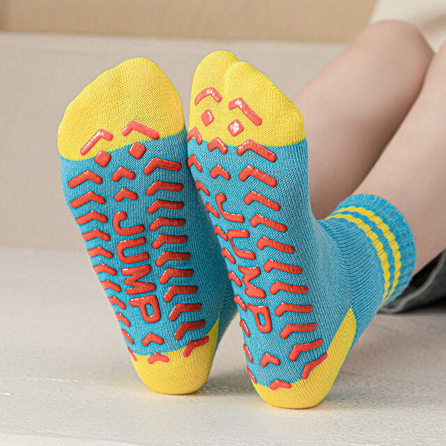 Vente en gros de chaussettes antidérapantes pour enfants, chaussettes pour aire de jeux, mi-mollet, double barre, blocs de couleur, trampoline, personnalisables