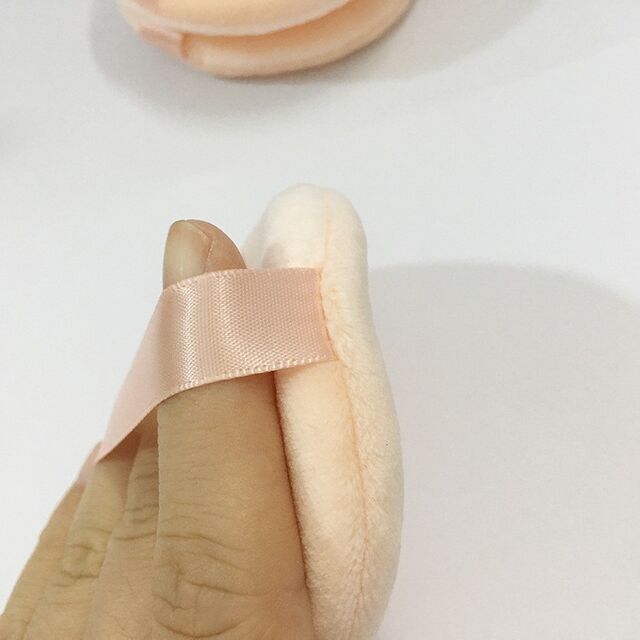 Maßgeschneiderte Baumwoll-Make-up-Handschuhe in Ei-Form, tragbar, weich, hautfreundlich, waschbar, mit Tragegurt und Schleifenband für das Studio