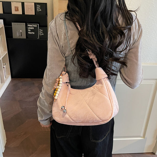 Casual and simple dumpling-shaped women's personalized and fashionable shoulder bag for daily use, with a crossbody design