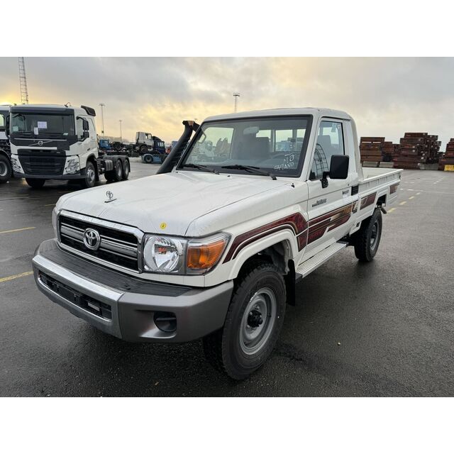 Achetez maintenant le Land Cruiser 79 Cabine Simple 4.2 Diesel avec Moteur Puissant pour le Transport de Marchandises Agricoles - Livraison Rapide Disponible