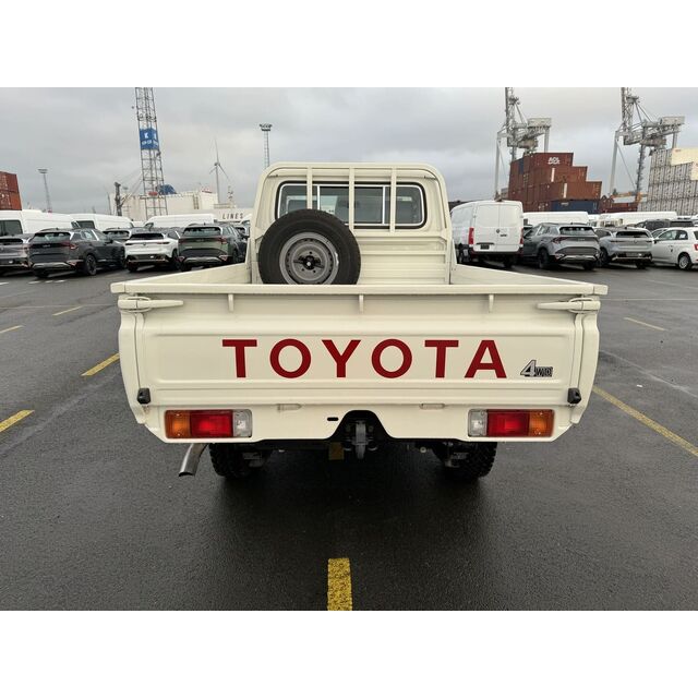 Achetez maintenant le Land Cruiser 79 Cabine Simple 4.2 Diesel avec Moteur Puissant pour le Transport de Marchandises Agricoles - Livraison Rapide Disponible