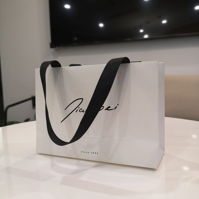 Bolsa de compras de cartón blanco de alta gama personalizada (diseño simple y lujoso con asas de cinta negra)