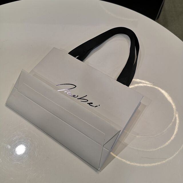 Bolsa de compras de cartón blanco de alta gama personalizada (diseño simple y lujoso con asas de cinta negra)