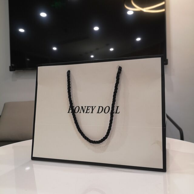 Bolsa de compras de cartón blanco de alta gama personalizada (diseño simple y lujoso con asas de cinta negra)