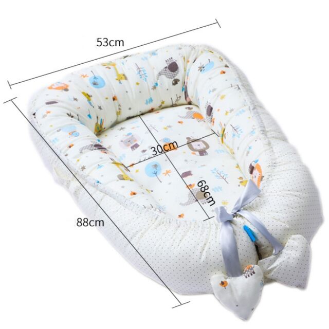 Niedlicher Baby-Lounger mit Cartoon-Tierdruck, Schleife und Herz-Anhänger, Baby-Nestchen-Kissen