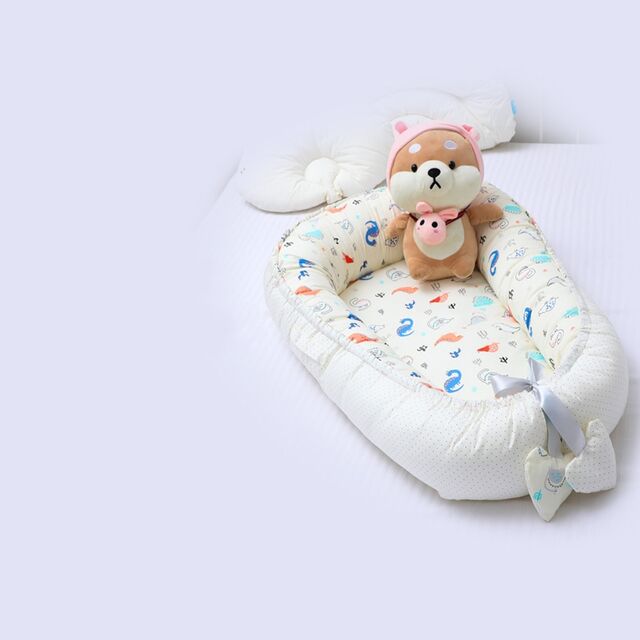 Niedlicher Baby-Lounger mit Cartoon-Tierdruck, Schleife und Herz-Anhänger, Baby-Nestchen-Kissen