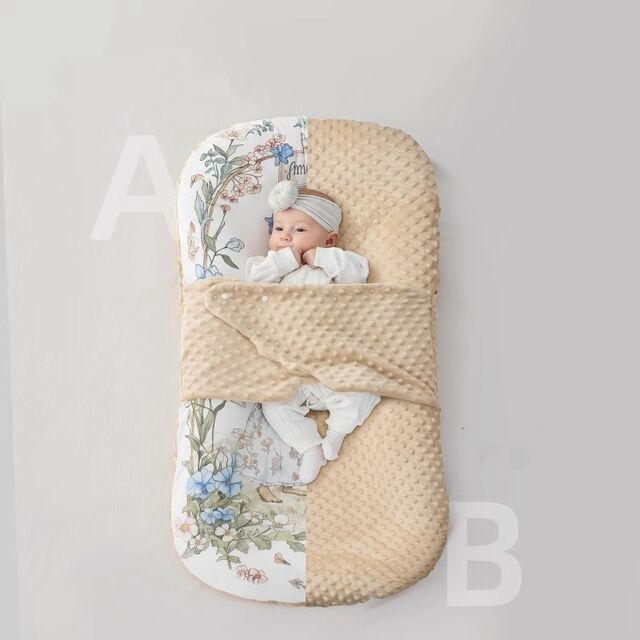 Lauschige Baby-Liege mit verspieltem Tiermotiv und kuscheliger Noppenfolien-Decke