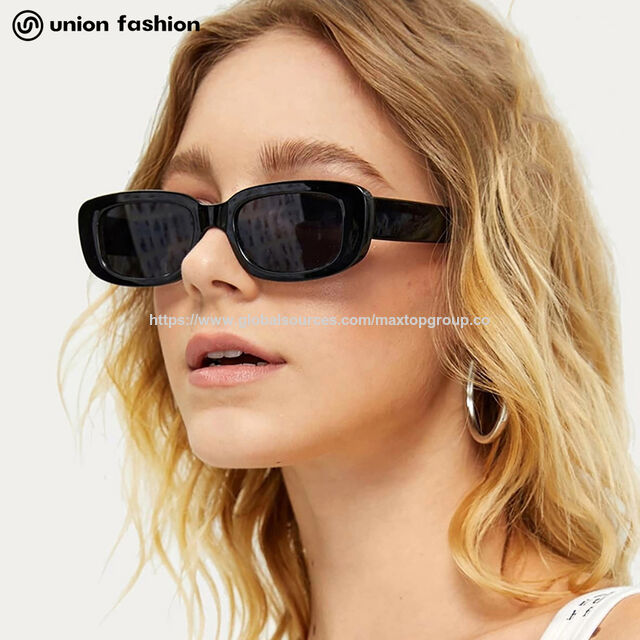 Retro-Sonnenbrille für Damen mit kleinem rechteckigen Rahmen, Metallscharnier und Vollrand aus Kunststoff.