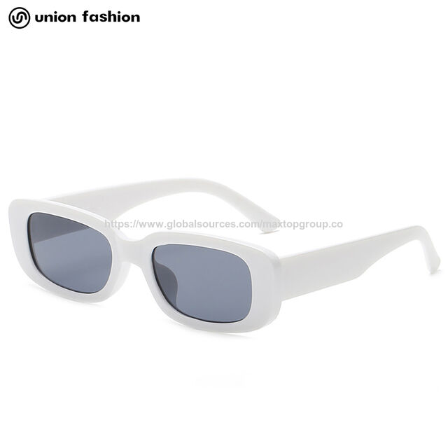 Retro-Sonnenbrille für Damen mit kleinem rechteckigen Rahmen, Metallscharnier und Vollrand aus Kunststoff.