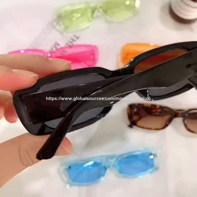 Retro-Sonnenbrille für Damen mit kleinem rechteckigen Rahmen, Metallscharnier und Vollrand aus Kunststoff.