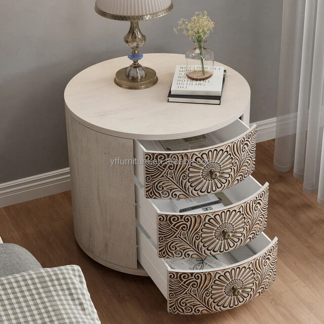 Mesa de cabeceira vintage de madeira maciça com três gavetas para quarto