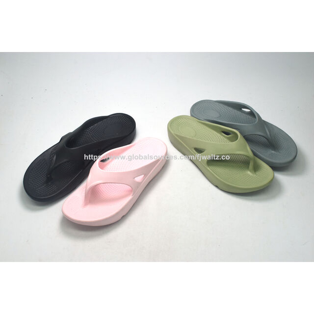 Chanclas de mujer con plantilla suave, diseñadas con estilo para combinar con cualquier guardarropa, ideales para la ducha y la playa.