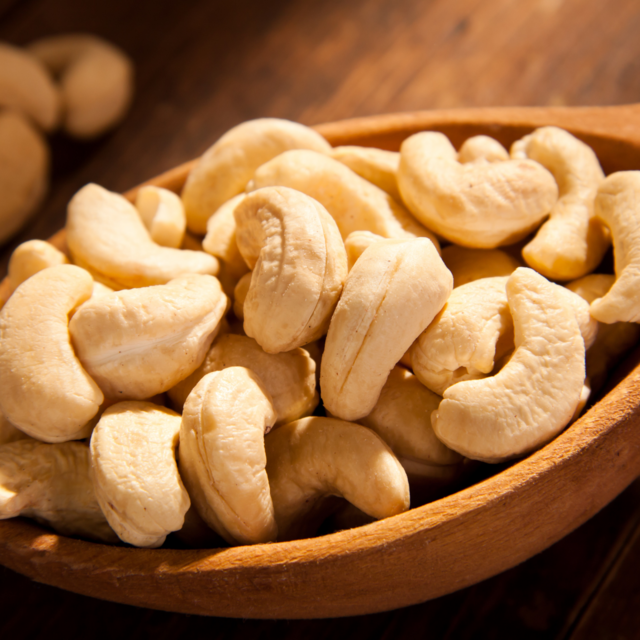 High-quality White Whole Cashew Nuts / Cashew Nuts Exporter / Suppliers of whole dried Cashew nuts / Bulk Cashew Nuts