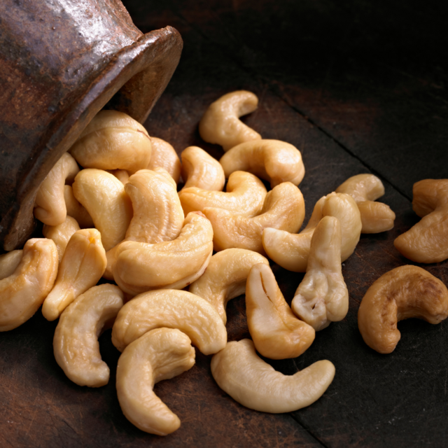 High-quality White Whole Cashew Nuts / Cashew Nuts Exporter / Suppliers of whole dried Cashew nuts / Bulk Cashew Nuts