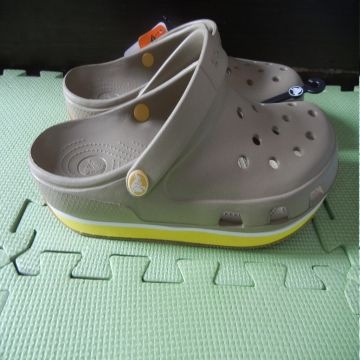 crocs retro clog price