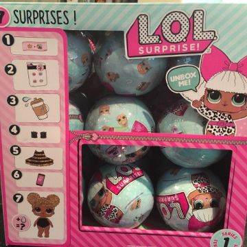 what's in an lol pearl surprise