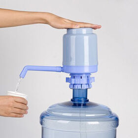 Bomba de agua manual para garrafón de 5 galones, fabricada con plástico de calidad alimentaria, dimensiones 120 x 120 x 240 mm. Bomba dispensadora de agua manual para bidones.