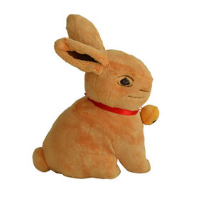 Le lapin en gros a bourré la poupée, faite de polyester 100%, de diverses