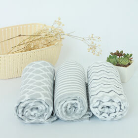Selimut bayi kain kasa ganda bergaris lembut dan breathable.