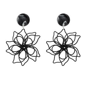 Boucles d'oreilles, dessins de fleur en noir et blanc, résine