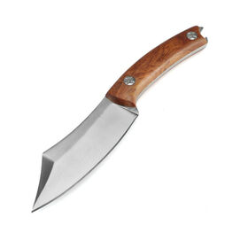 Un cuchillo de supervivencia que sobresale de un tocón de madera