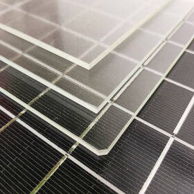 Vidrio templado bajo en hierro de alta transparencia para paneles solares, ideal para pisos de vidrio en la construcción