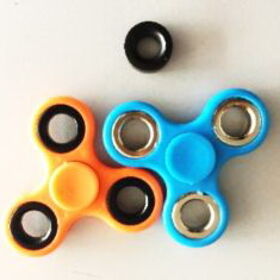OEM, Fingerspitzenspitzen-Kreisel, Drei-Blatt-Kreisel, Fingertoy, Stressabbau, Intelligenzförderung, Kreatives Spielzeug, Rotierender Kreisel