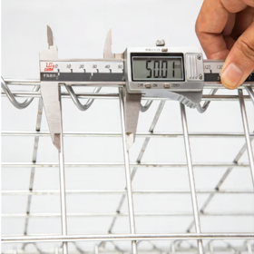 Gartengabionen-Drahtgeflecht, das verschiedenen Wetterbedingungen und Elementen wie Wind und Schnee standhält.