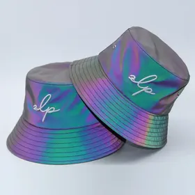 Sombrero de pescador reflectante y colorido con logotipos de diseño personalizados, ideal para actividades al aire libre, fabricado en poliéster.