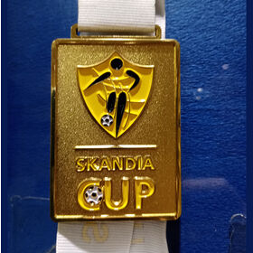 Goldmedaille für das Skandia Cup Fußballrennen. Sandgestrahlte Sportmedaille